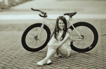 Картинка календари компьютерный+дизайн сидеть улыбка девушка велосипед