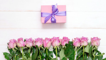 Картинка праздничные подарки+и+коробочки розы бутоны подарок лента бант