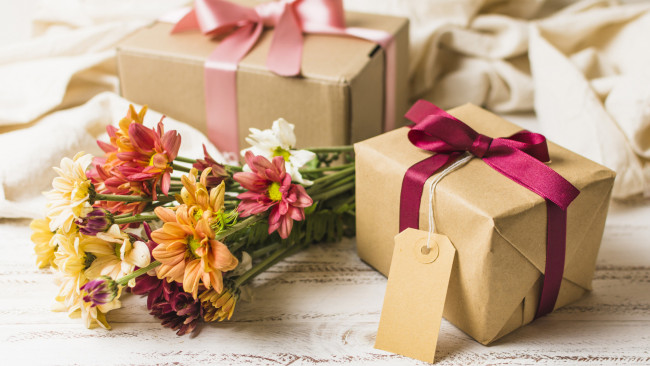 Обои картинки фото праздничные, подарки и коробочки, цветы, подарки, ленты, банты