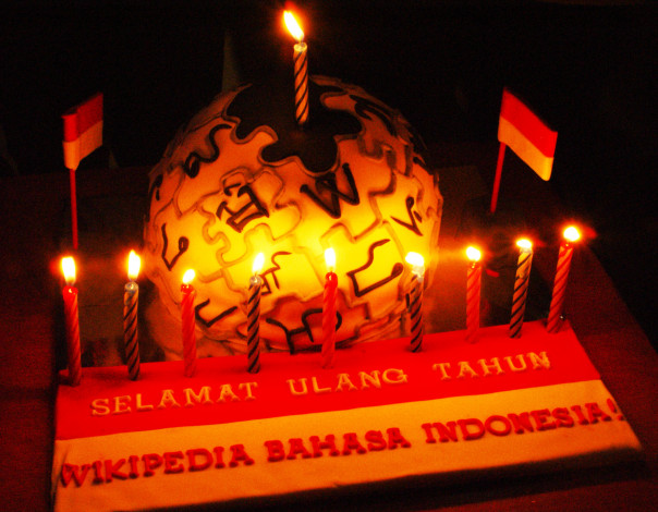 Обои картинки фото еда, торты, торт, свечи, флаги, индонезия