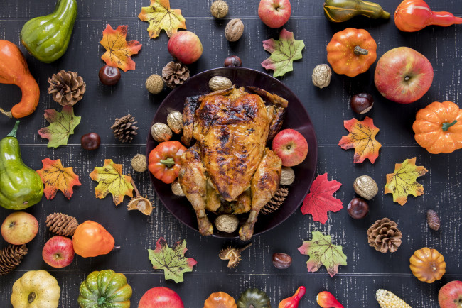 Обои картинки фото еда, мясные блюда, курица, яблоки, орехи, листья