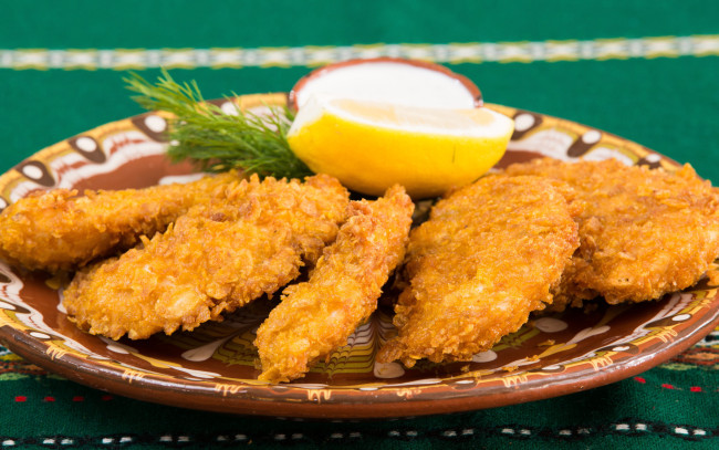 Обои картинки фото еда, мясные блюда, лимон, укроп, курица, панировка