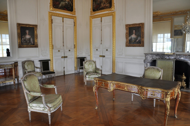 Обои картинки фото кабинет, дофина, версаль, интерьер, дворцы, музеи, стол, стулья, картины