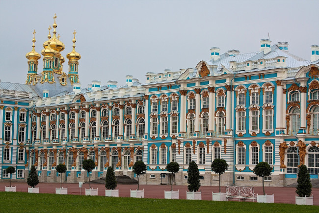 Обои картинки фото екатерининский, дворец, санкт, петербург, города, петергоф, россия, колонны, окна, купола