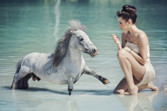 Картинка девушки -unsort+ брюнетки +шатенки пони коняжка лошадка настроение вода