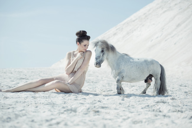 Обои картинки фото девушки, -unsort , брюнетки,  шатенки, пони, коняжка, лошадка, песок