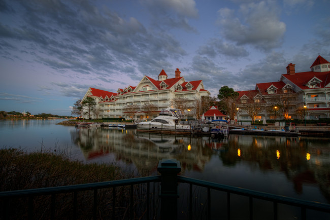 Обои картинки фото disneys grand floridian resort & spa - windermere,  florida, города, диснейленд, причал, река, судно