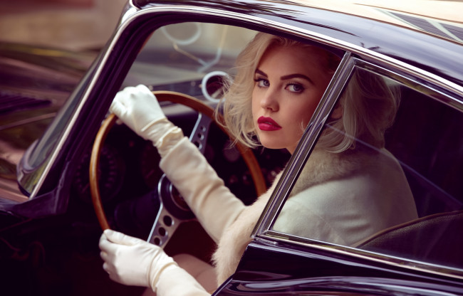 Обои картинки фото девушки, kayslee collins, блондинка, машина, перчатки, пальто, мех