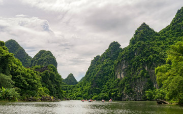 Картинка природа горы ninh binh вьетнам люди зелень лодки облака небо скалы река лес