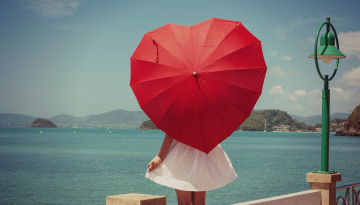 Картинка девушки -unsort+ креатив горы набережная зонт фонарь красный озеро
