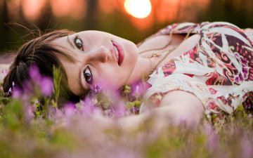 Картинка девушки -unsort+ брюнетки темноволосые лицо шатенка цепочки цветы луг трава