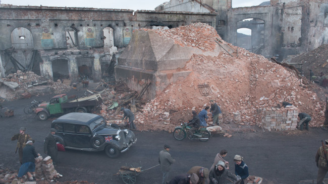 Обои картинки фото кино фильмы, the aftermath, машина, люди, развалины, город