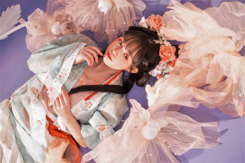 Картинка девушки -+азиатки кимоно цветы