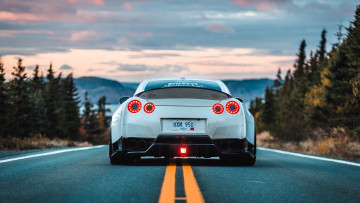 обоя nissan gt-r, автомобили, nissan, datsun, белый, дорога, шоссе, лес, горы, тучи