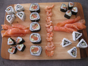 Картинка еда рыба морепродукты суши роллы поднос креветки форель