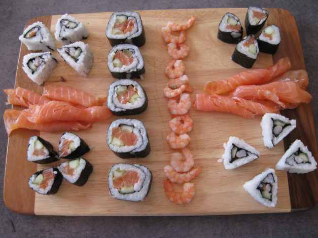 Обои картинки фото еда, рыба, морепродукты, суши, роллы, поднос, креветки, форель