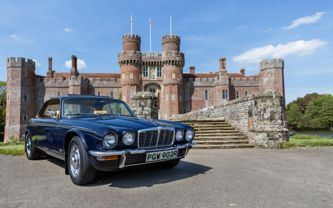 Обои картинки фото jaguar, автомобили, herstmonceux, castle, классика, ретро, англия, замок, хёрстмонсо, england