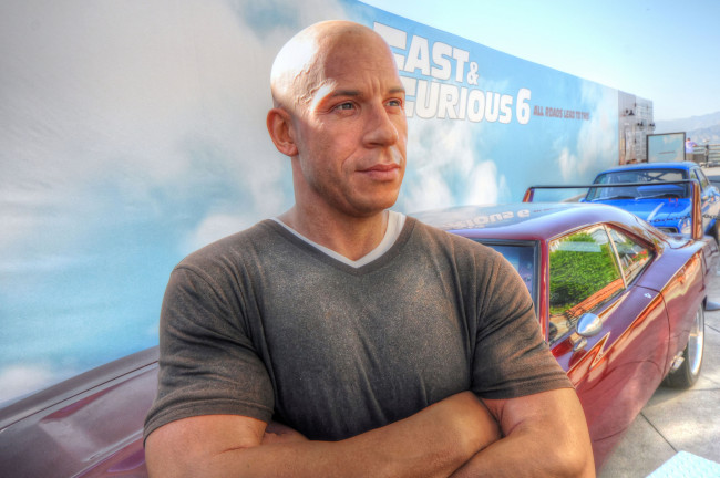 Обои картинки фото vin, diesel, разное, рельефы, статуи, музейные, экспонаты, hollywood, universal, citywalk, california, los, angeles, восковая, фигура, лос-анджелес