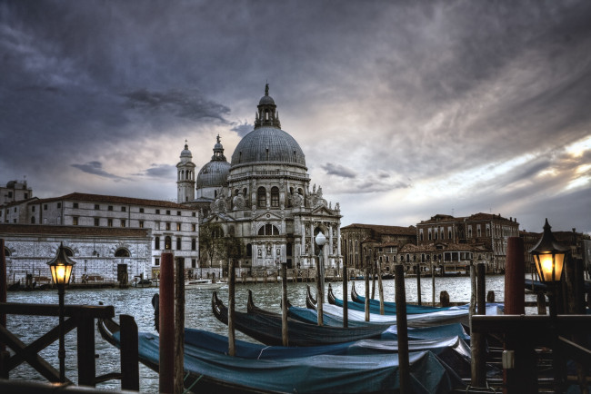 Обои картинки фото города, венеция, италия, гондолы, канал, собор