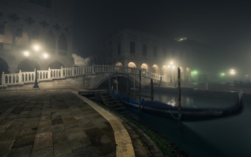 обоя города, венеция , италия, venezia, bridge, gondolas, lamps, night