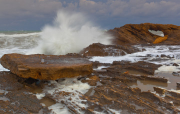 Картинка природа побережье небо облака море шторм брызги скалы камни