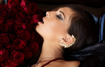Картинка brittny+ward девушки кулон профиль лицо ухо букет цветы розы brittny ward