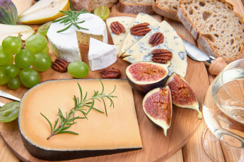 Картинка еда сырные+изделия зелень хлеб виноград орехи инжир сыр