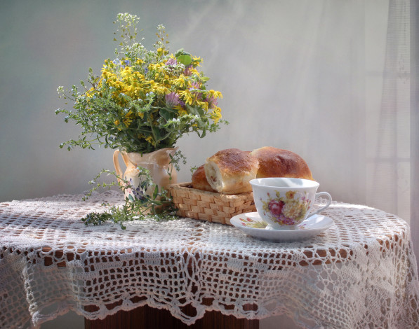 Обои картинки фото еда, хлеб,  выпечка, май, выпечка, весна, чай, цветы, натюрморт, пирожки, полевые