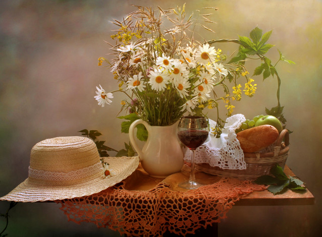Обои картинки фото еда, натюрморт, шляпа, цветы, хмель, фрукты, полевые, ромашки, вино, лето, корзина, июнь