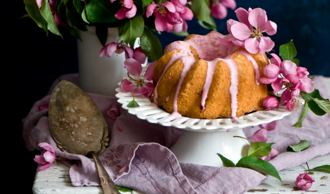Обои картинки фото еда, пироги, крем, пирог, цветы, скатерть, ложка
