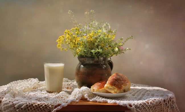 Обои картинки фото еда, хлеб,  выпечка, июнь, цветы, натюрморт, кувшин, полевые, выпечка, пирожки, молоко, лето