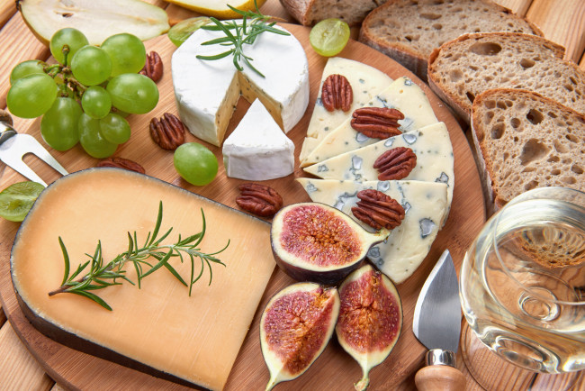 Обои картинки фото еда, сырные изделия, хлеб, виноград, орехи, зелень, инжир, сыр