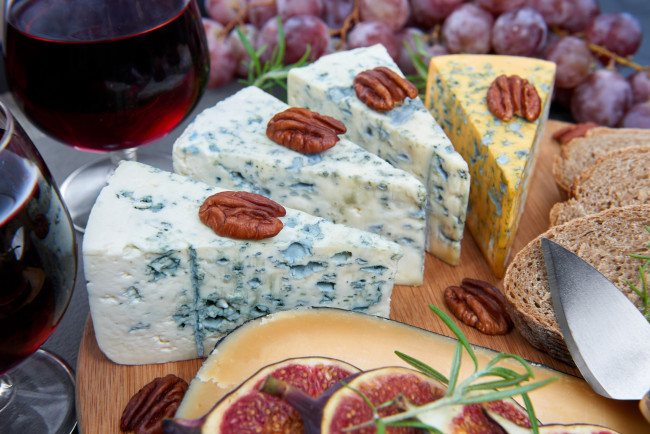 Обои картинки фото еда, сырные изделия, орехи, зелень, инжир, сыр, хлеб, виноград