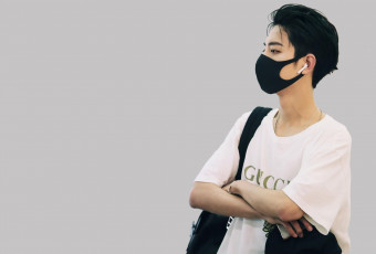 обоя мужчины, xiao zhan, актер, маска, наушник, футболка, сумка