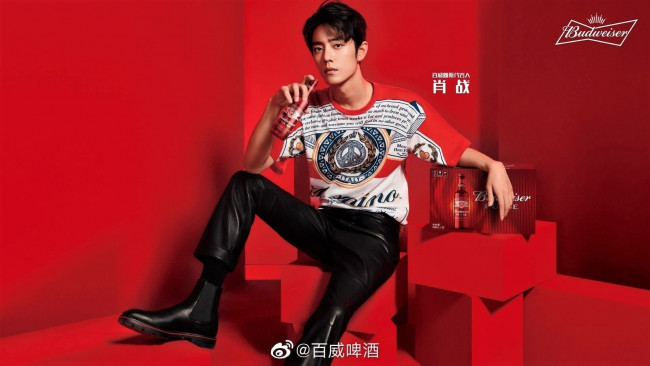 Обои картинки фото мужчины, xiao zhan, актер, бутылка, ящик, пиво, будвайзер