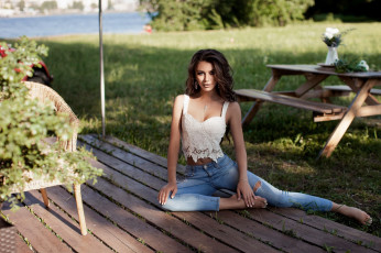 Картинка девушки -+брюнетки +шатенки брюнетка поза джинсы топ olesya kravchenko