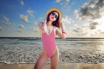 Картинка девушки -+брюнетки +шатенки море купальник шляпа очки