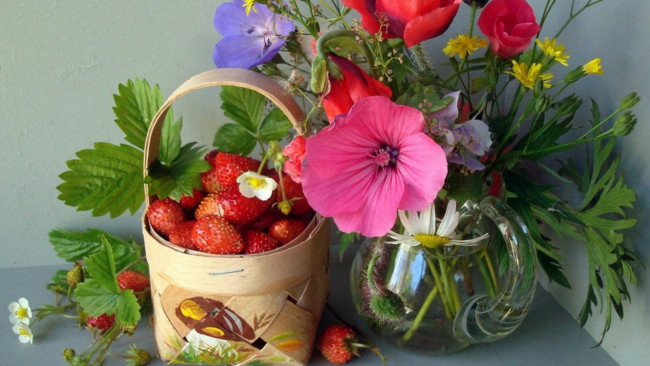 Обои картинки фото еда, клубника,  земляника, корзинка, цветы, букет