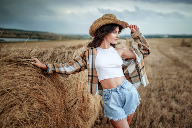 Обои картинки фото девушки, - брюнетки,  шатенки, поле, сено, шляпа, шорты