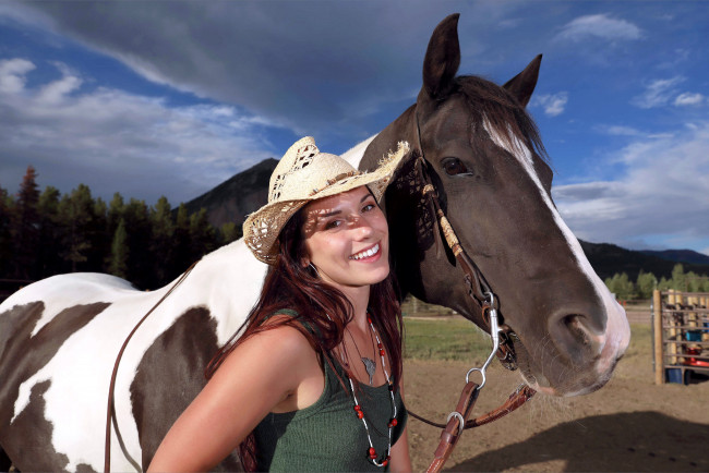 Обои картинки фото девушки, elena generi, бусы, шляпа, улыбка, лошадь