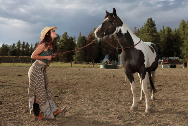 Обои картинки фото девушки, elena generi, юбка, топ, лошадь, бусы