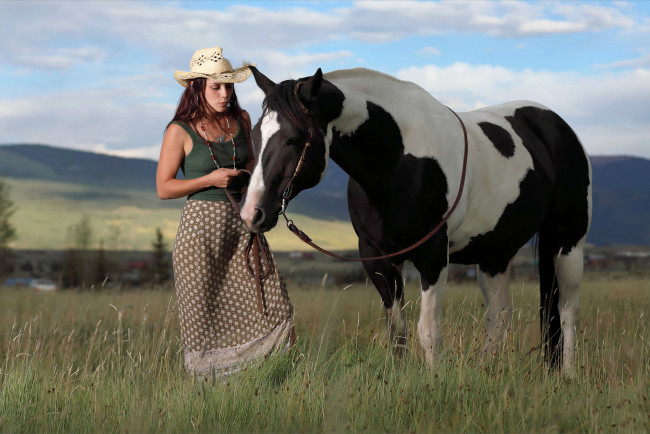 Обои картинки фото девушки, elena generi, юбка, топ, лошадь, бусы, шляпа