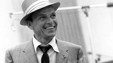 обоя мужчины, frank sinatra, актер, фрэнк, синатра, улыбка, монохром, шляпа, костюмы, галстук, легенда