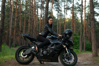 Картинка мотоциклы мото девушкой motorbike motorcycle kawasaki ninja forrest brunette