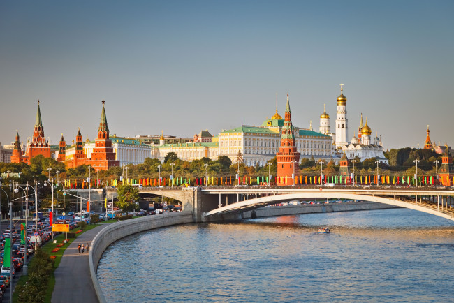 Обои картинки фото moscow, города, москва, россия, москва-река, кремль, набережная, мост