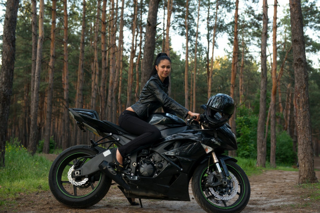 Обои картинки фото мотоциклы, мото, девушкой, motorbike, motorcycle, kawasaki, ninja, forrest, brunette