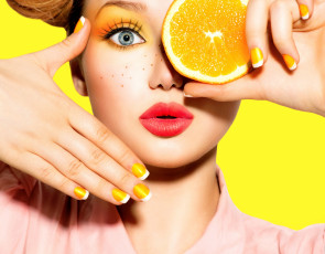 Картинка девушки -unsort+ лица +портреты девушка макияж взгляд ресницы лимон маникюр фон желтый
