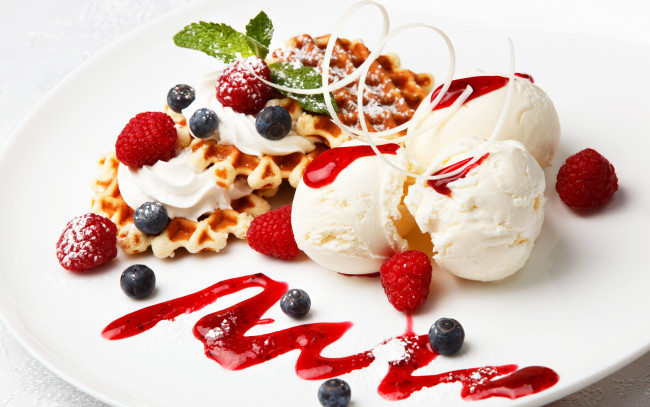 Обои картинки фото еда, мороженое,  десерты, blueberry, raspberry, ice, cream, sweets, ягоды, сладкое, десерт, малина, черника, вафля, сервировка, варенье, крем