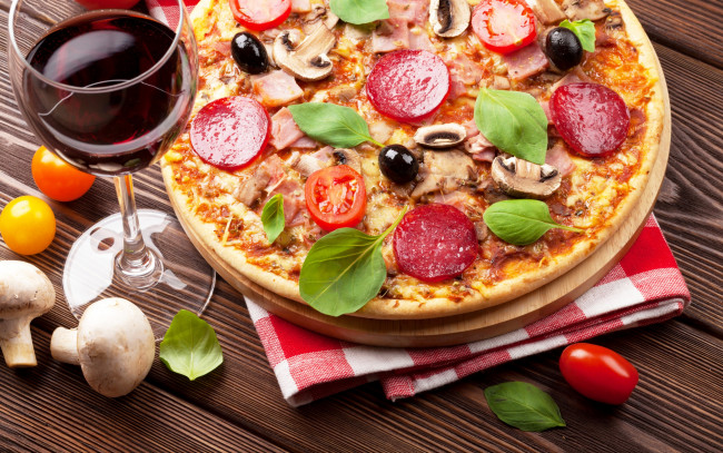 Обои картинки фото еда, пицца, оливки, грибы, mushrooms, ham, wine, cheese, tomato, sausage, колбаса, сыр, ветчина, вино, pizza