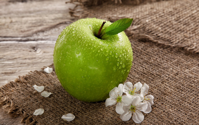 Обои картинки фото еда, Яблоки, зеленое, яблоко, цветы, капли